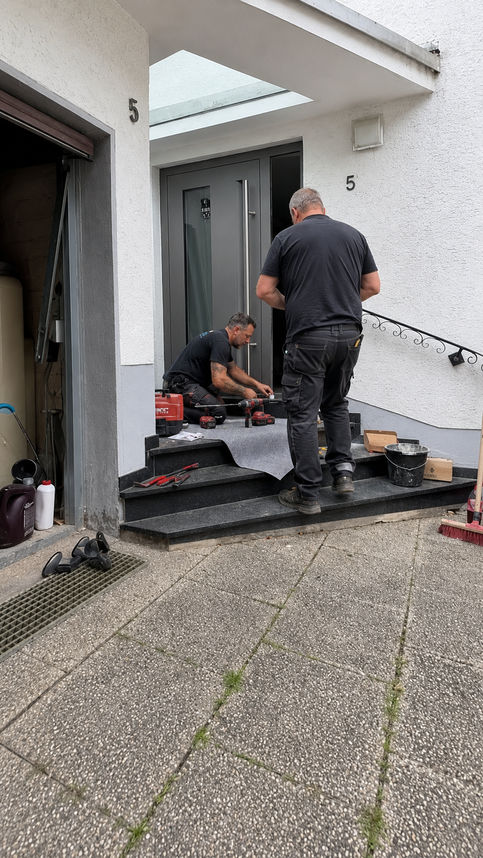 Türmontage im Innenbereich mit sauber eingesetztem Türelement